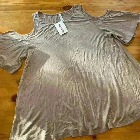 NWT Active USA Cold Shoulder Shirt - Picture 4 of 4